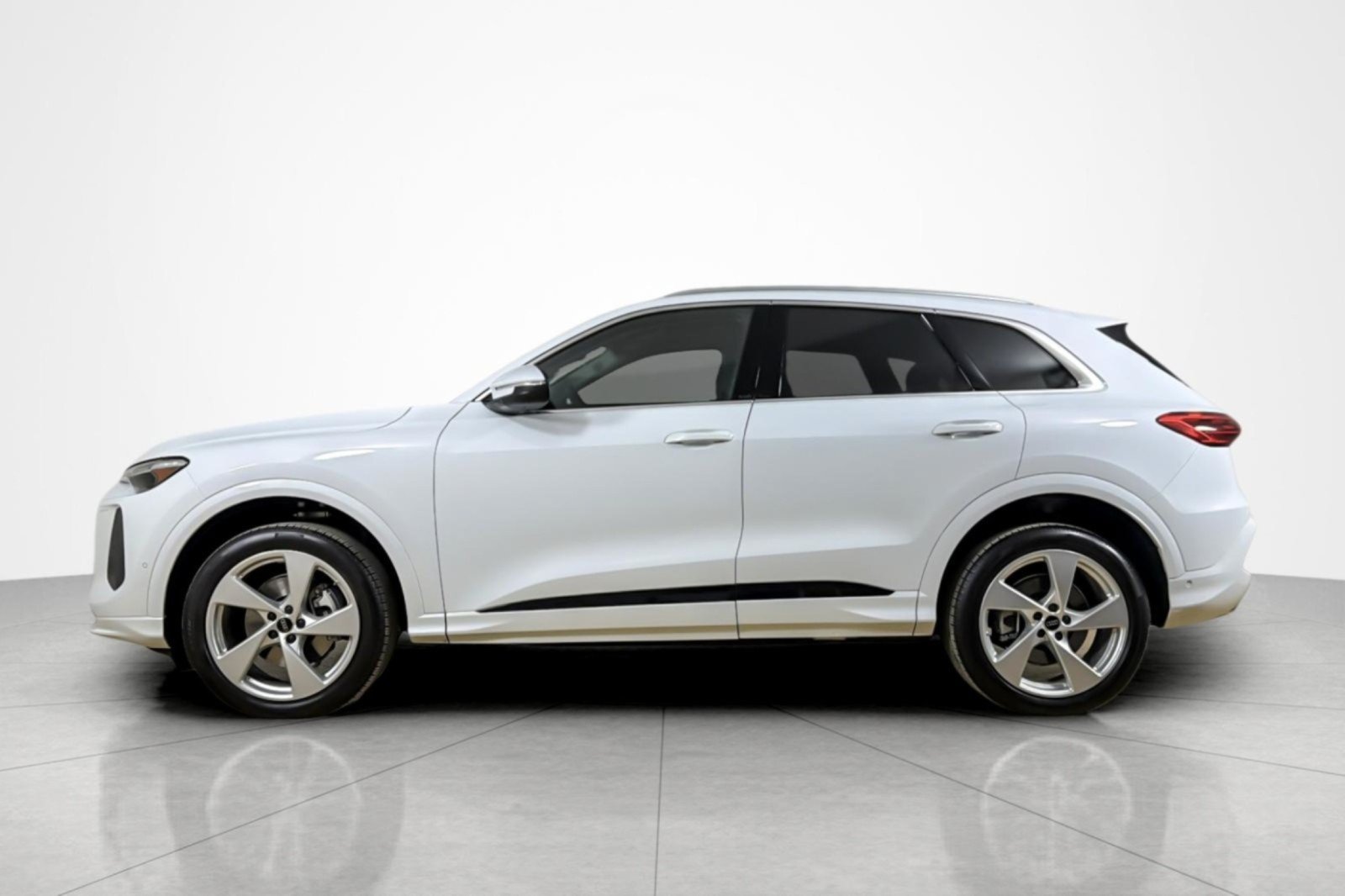 Used 2025 Audi Q5 Premium Plus w/ Premium Plus AWD/4WD image 2