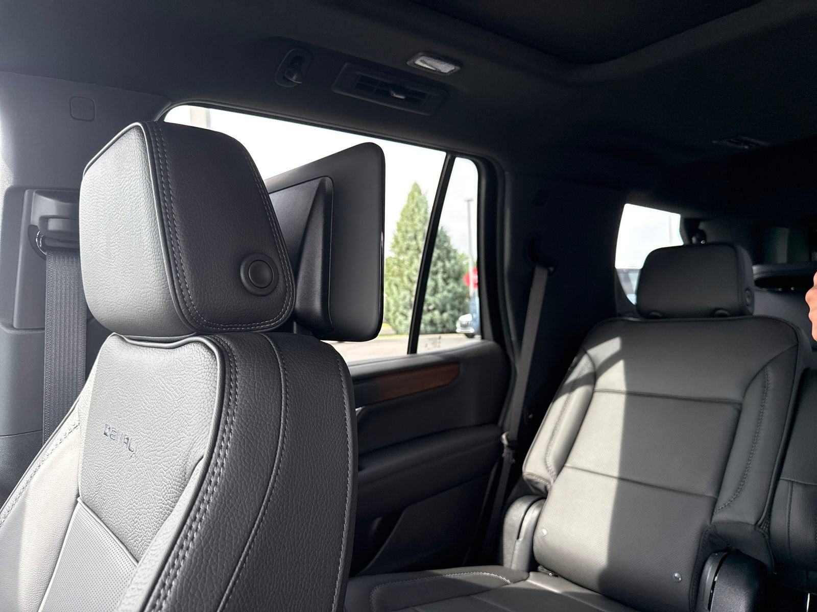 New 2026 GMC Yukon Denali w/ Denali Reserve Package AWD/4WD image 17