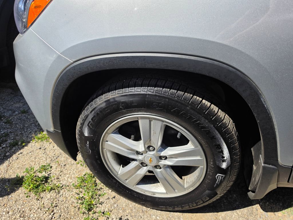 Used 2019 Chevrolet Trax LT w/ LT Convenience Package FWD image 3