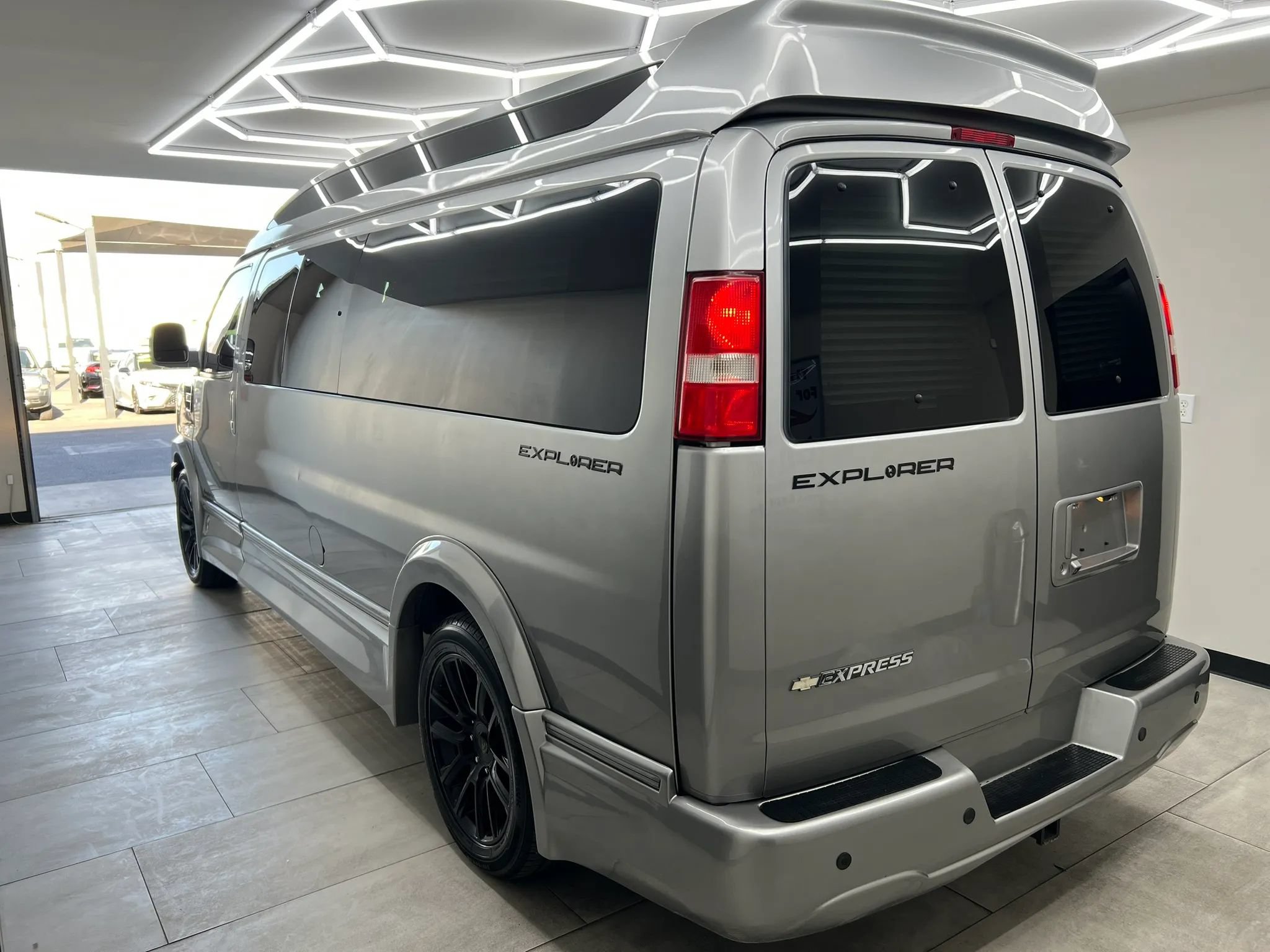 Used 2021 Chevrolet Express 3500 LS w/ Chrome Appearance Package RWD image 2