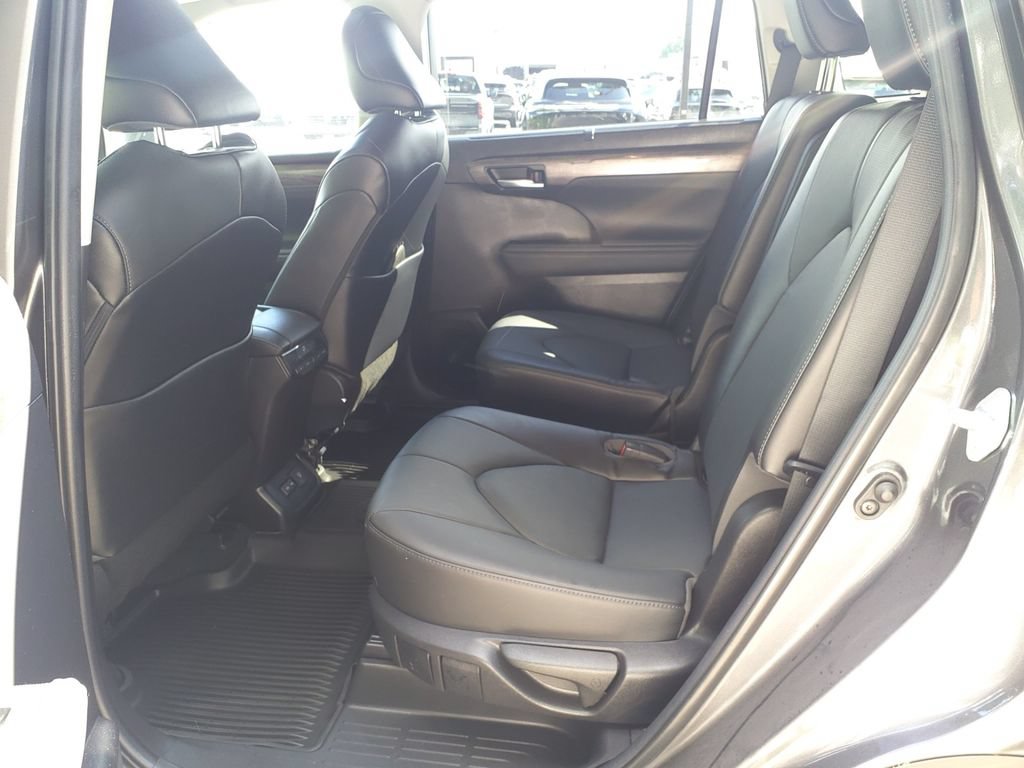 Used 2023 Toyota Highlander Limited FWD image 20