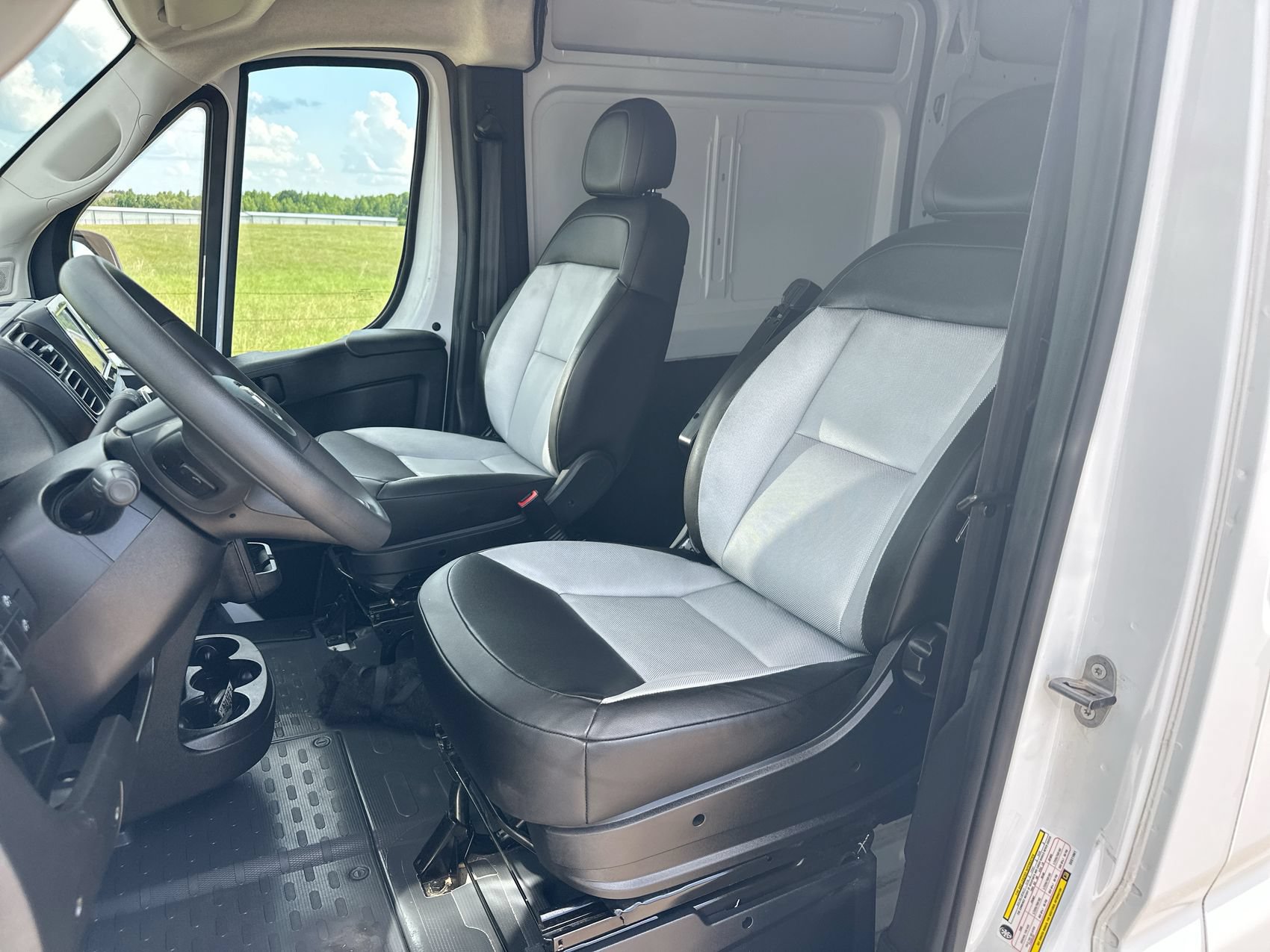 Used 2025 RAM ProMaster 2500 w/ Convenience Group FWD image 11