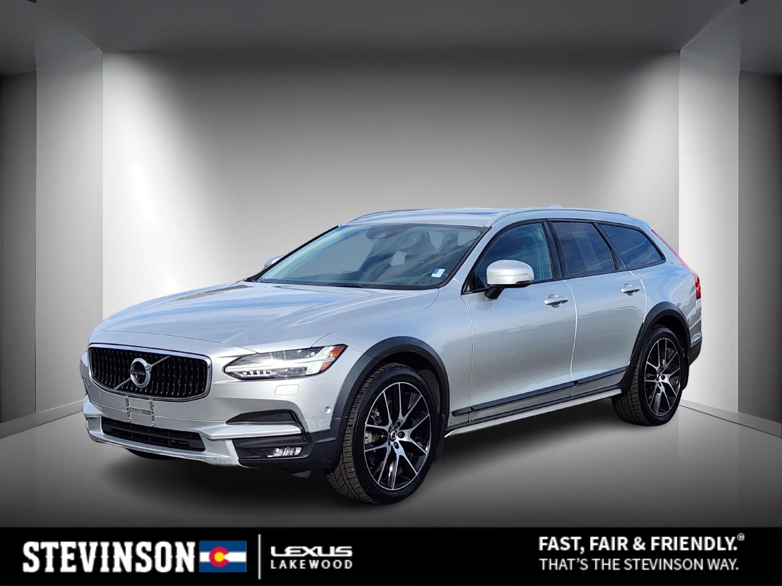 Used 2019 Volvo V90 T6 Cross Country image 1