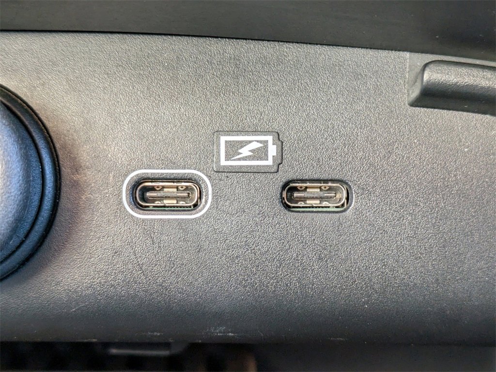 Certified 2025 Volvo XC40 B5 Plus image 23