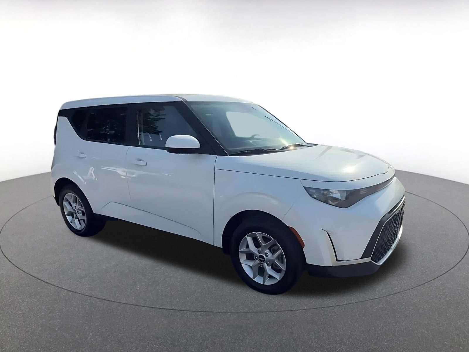 Used 2025 Kia Soul LX w/ LX Technology Package FWD image 2