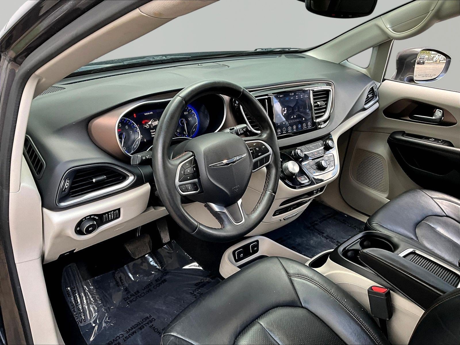 Used 2018 Chrysler Pacifica Touring-L Plus FWD image 17