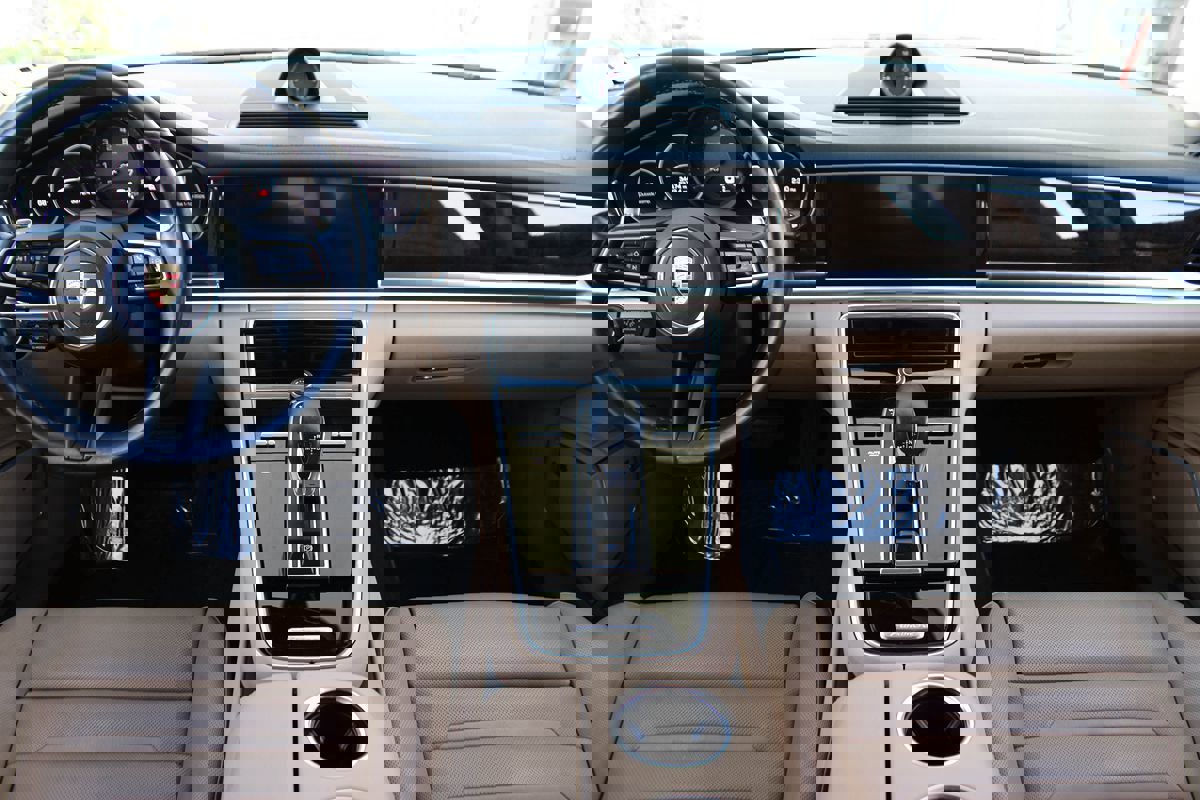 Used 2021 Porsche Panamera w/ Premium Package image 13