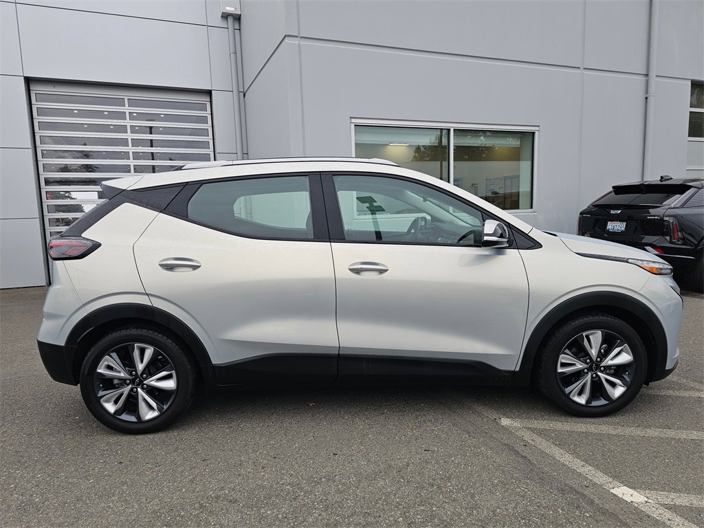 Used 2022 Chevrolet Bolt EUV LT w/ Convenience Package image 8