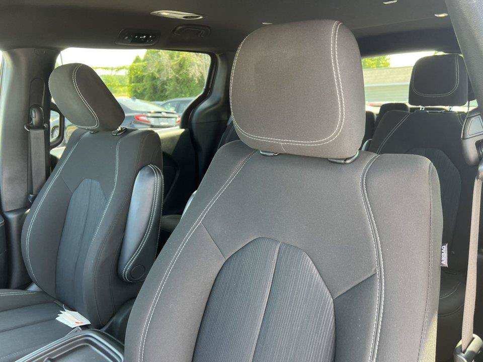 Used 2023 Chrysler Pacifica Touring FWD image 12