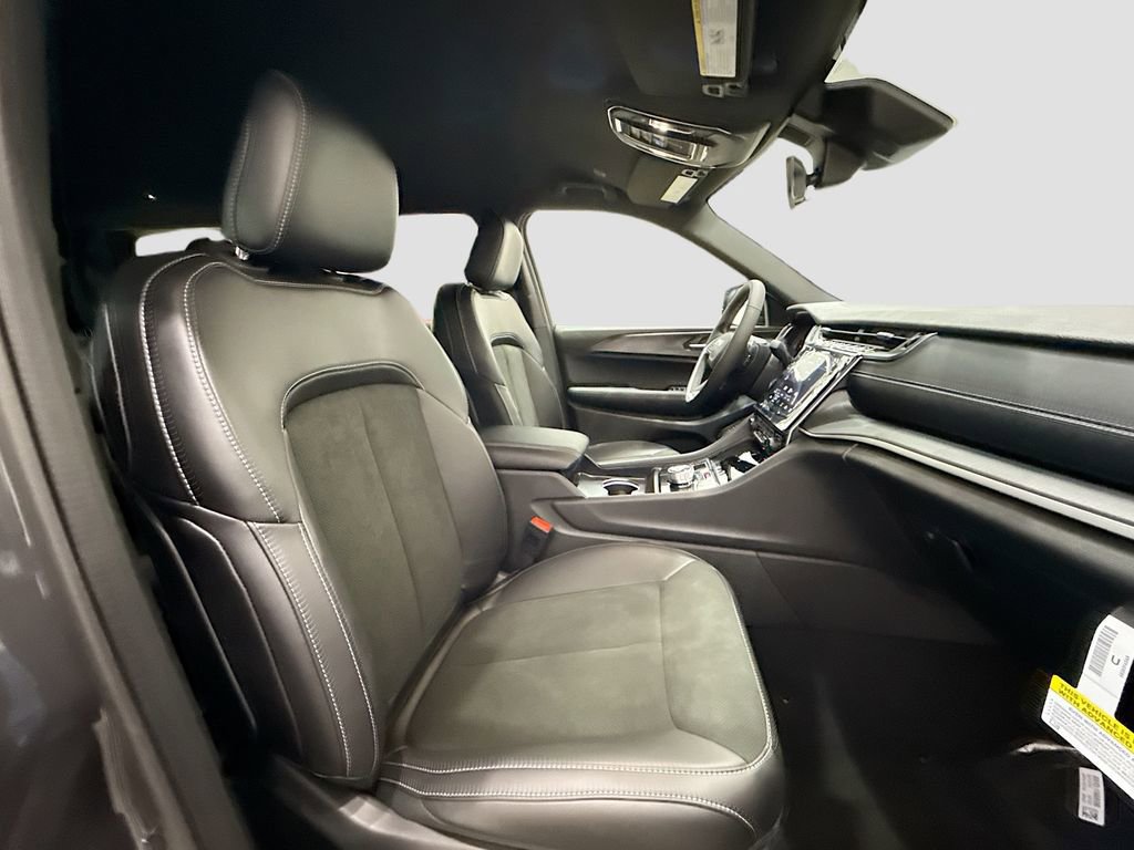 New 2025 Jeep Grand Cherokee L Laredo image 15