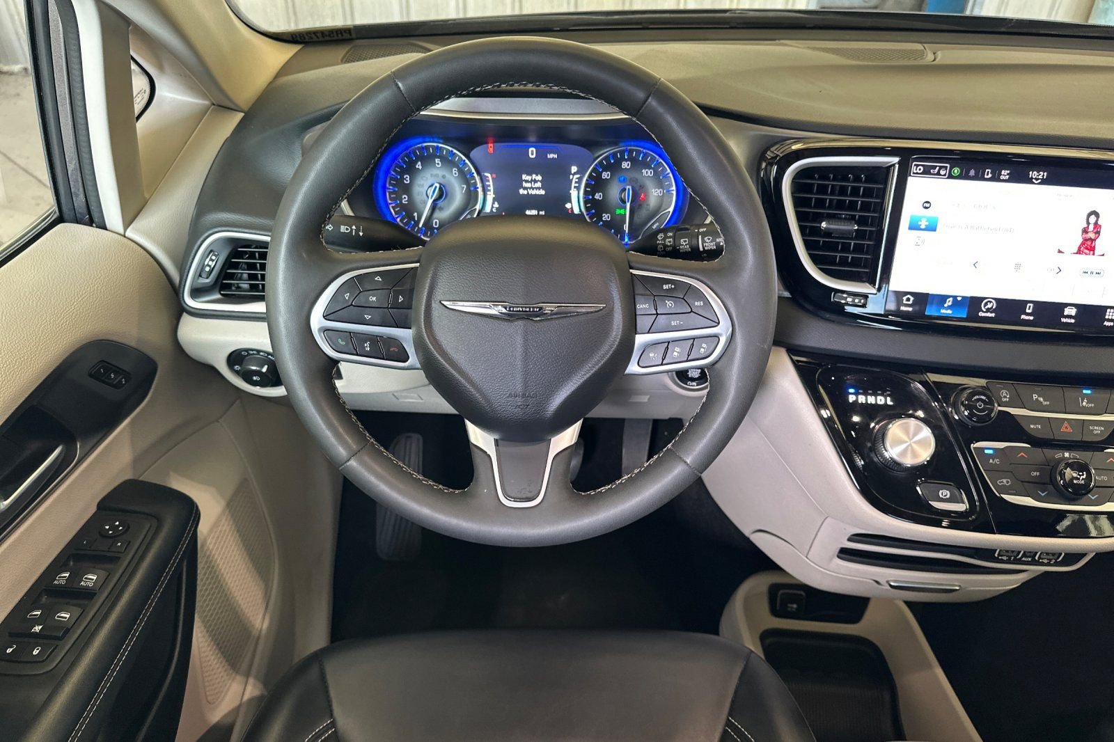Used 2023 Chrysler Pacifica Touring-L FWD image 14