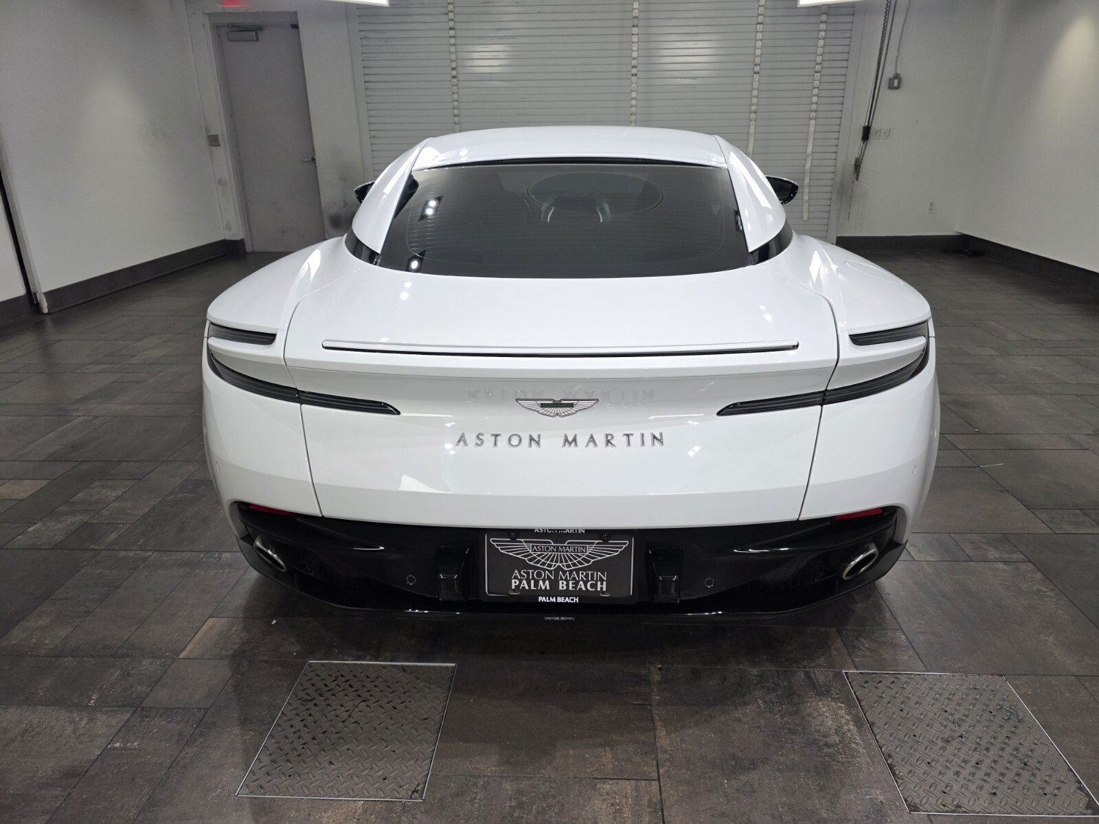 Used 2023 Aston Martin DB11 Coupe RWD image 23