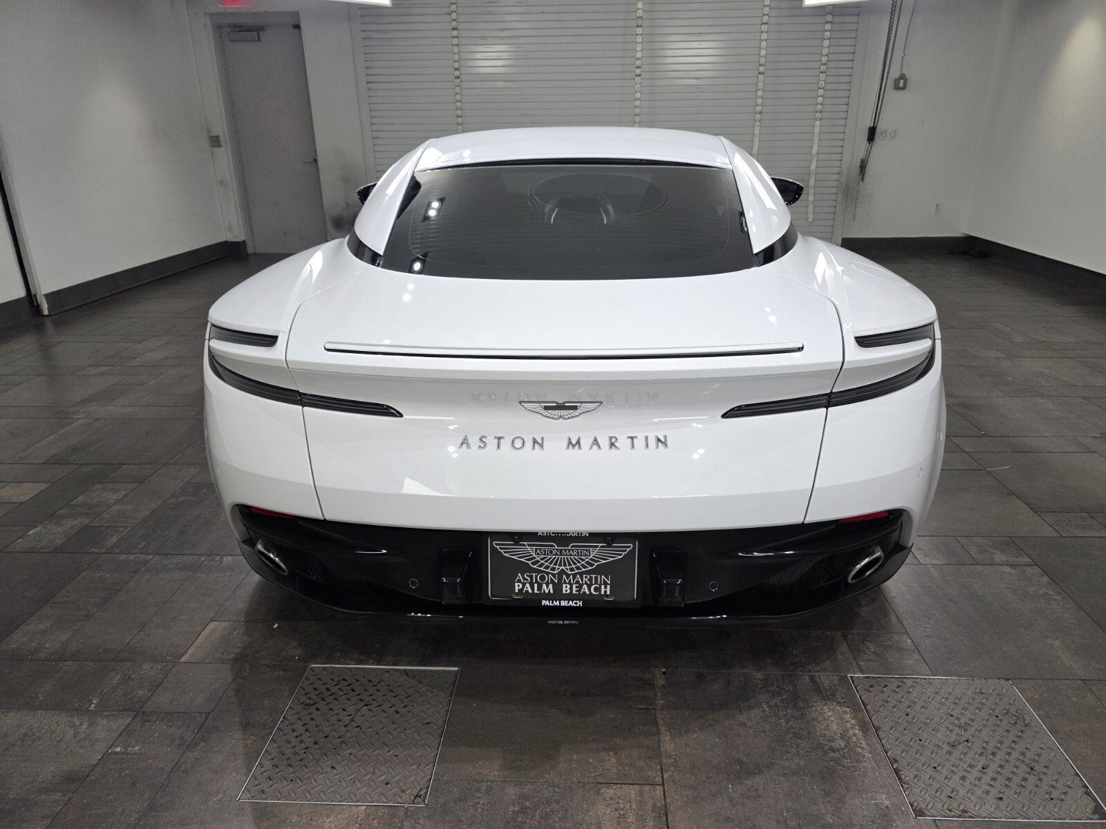 Used 2023 Aston Martin DB11 Coupe image 23