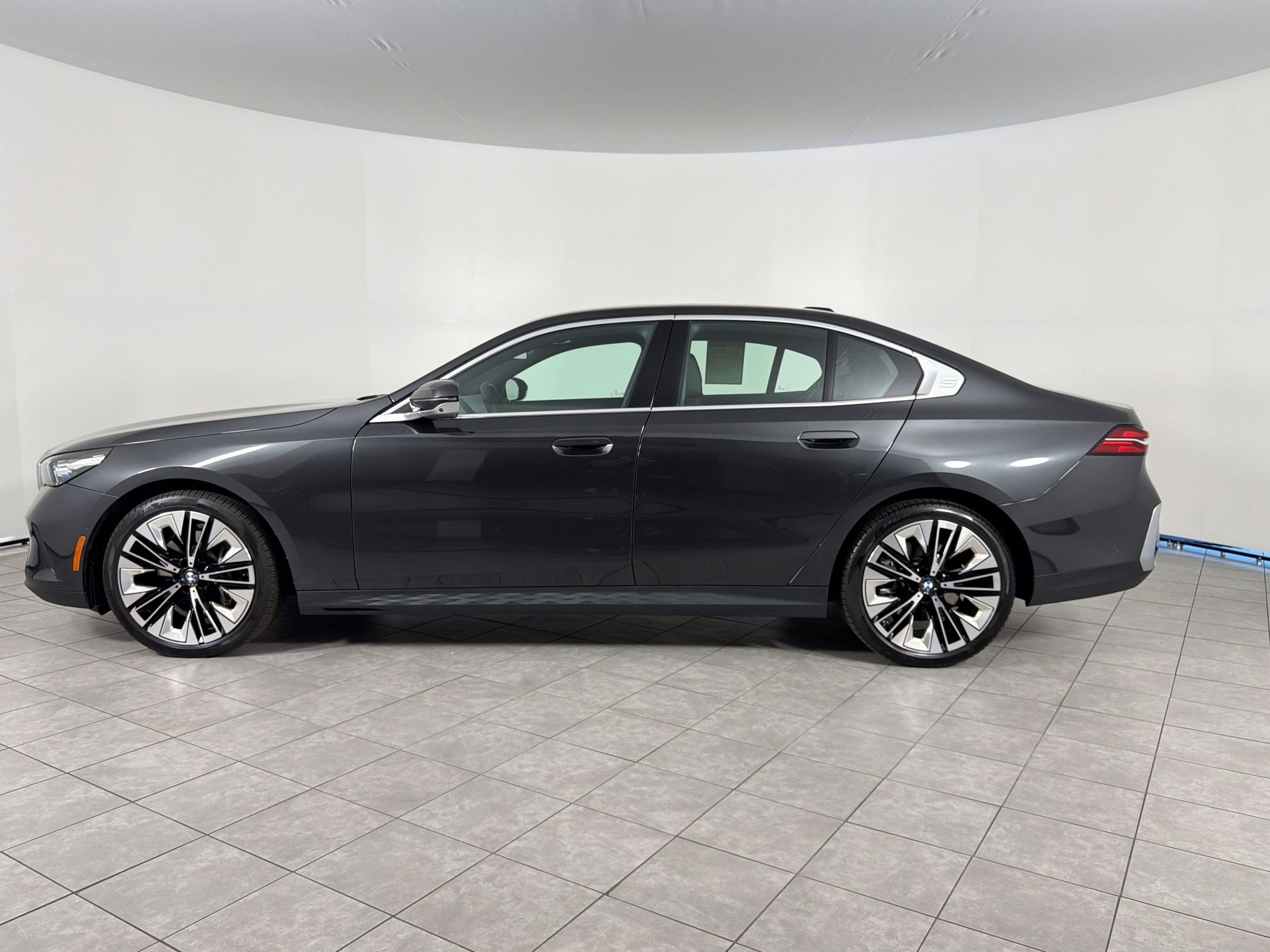 Certified 2025 BMW 540i xDrive AWD/4WD image 2
