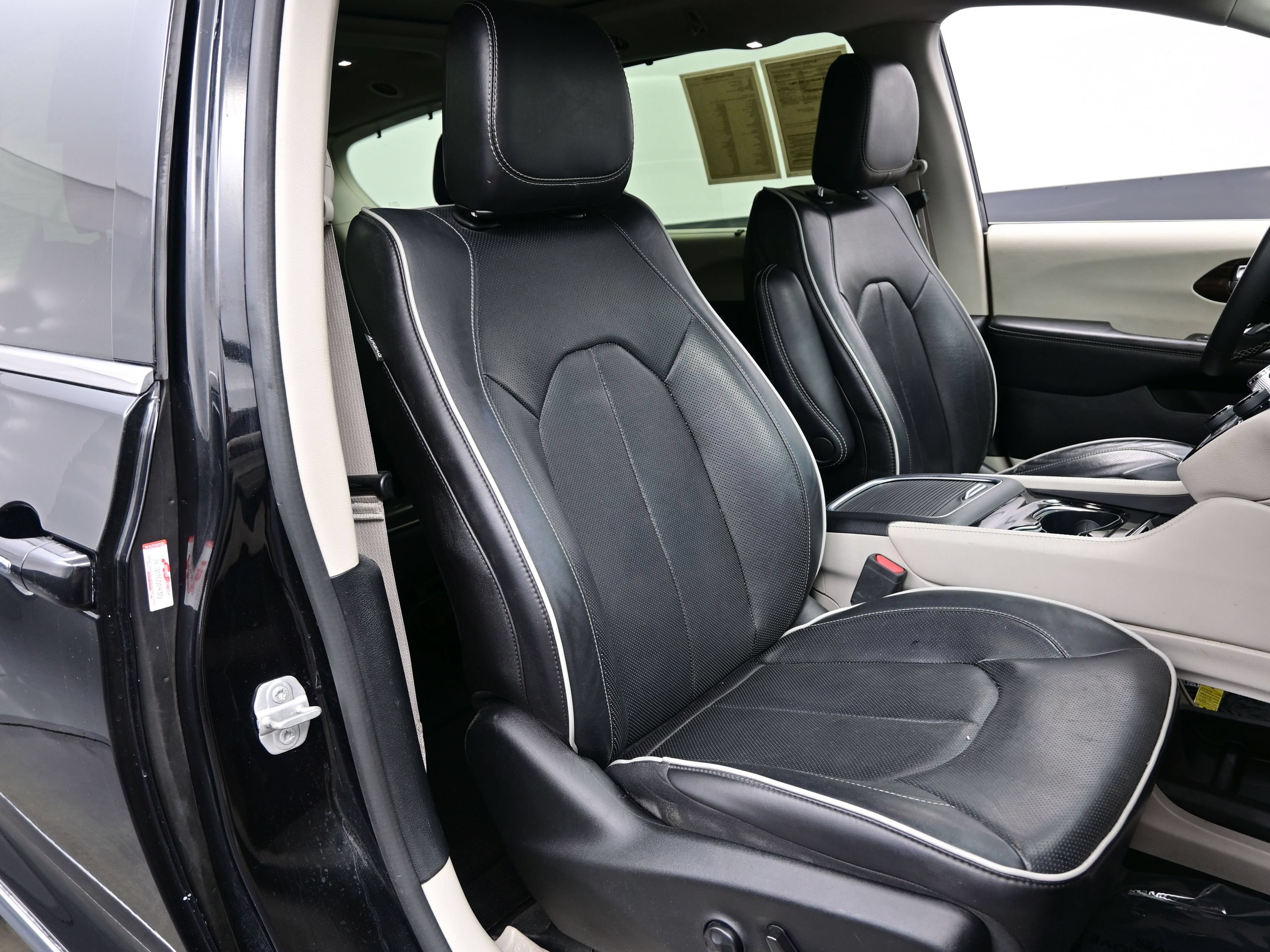 Used 2022 Chrysler Pacifica Limited FWD image 16