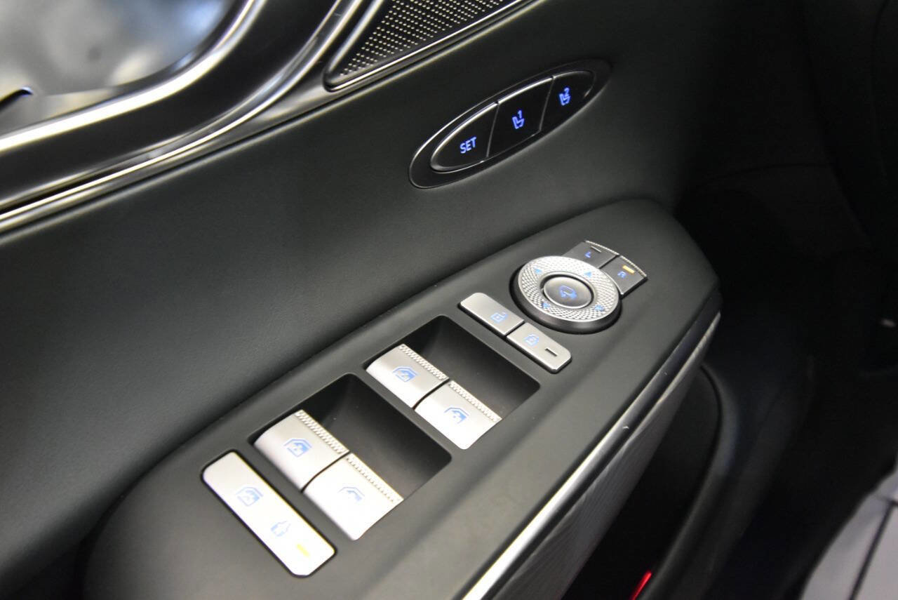 Used 2022 Genesis GV70 2.5T w/ Advanced Package image 31