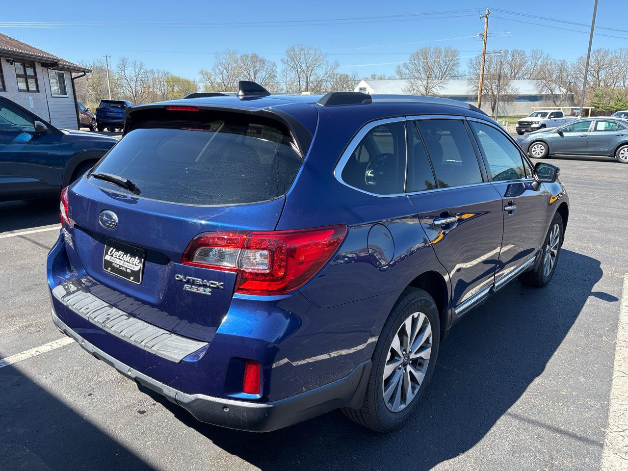 Used 2017 Subaru Outback 2.5i Touring AWD/4WD image 3