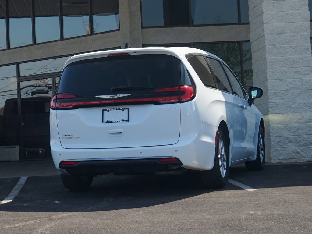 Used 2023 Chrysler Pacifica Touring-L FWD image 3