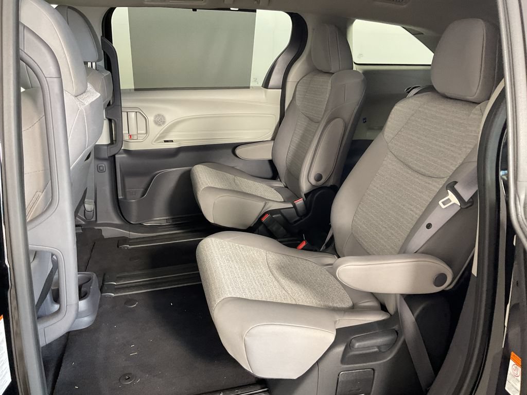 Used 2023 Toyota Sienna LE AWD/4WD image 18