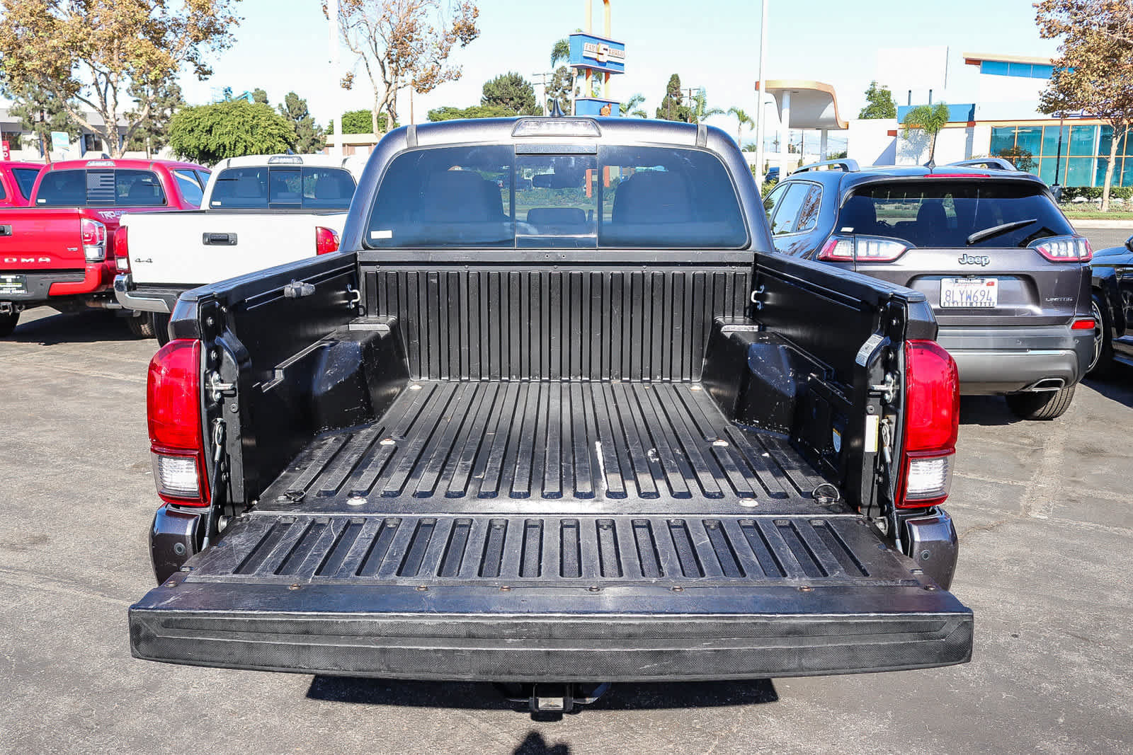 Used 2019 Toyota Tacoma TRD Off-Road w/ Technology Package AWD/4WD image 25