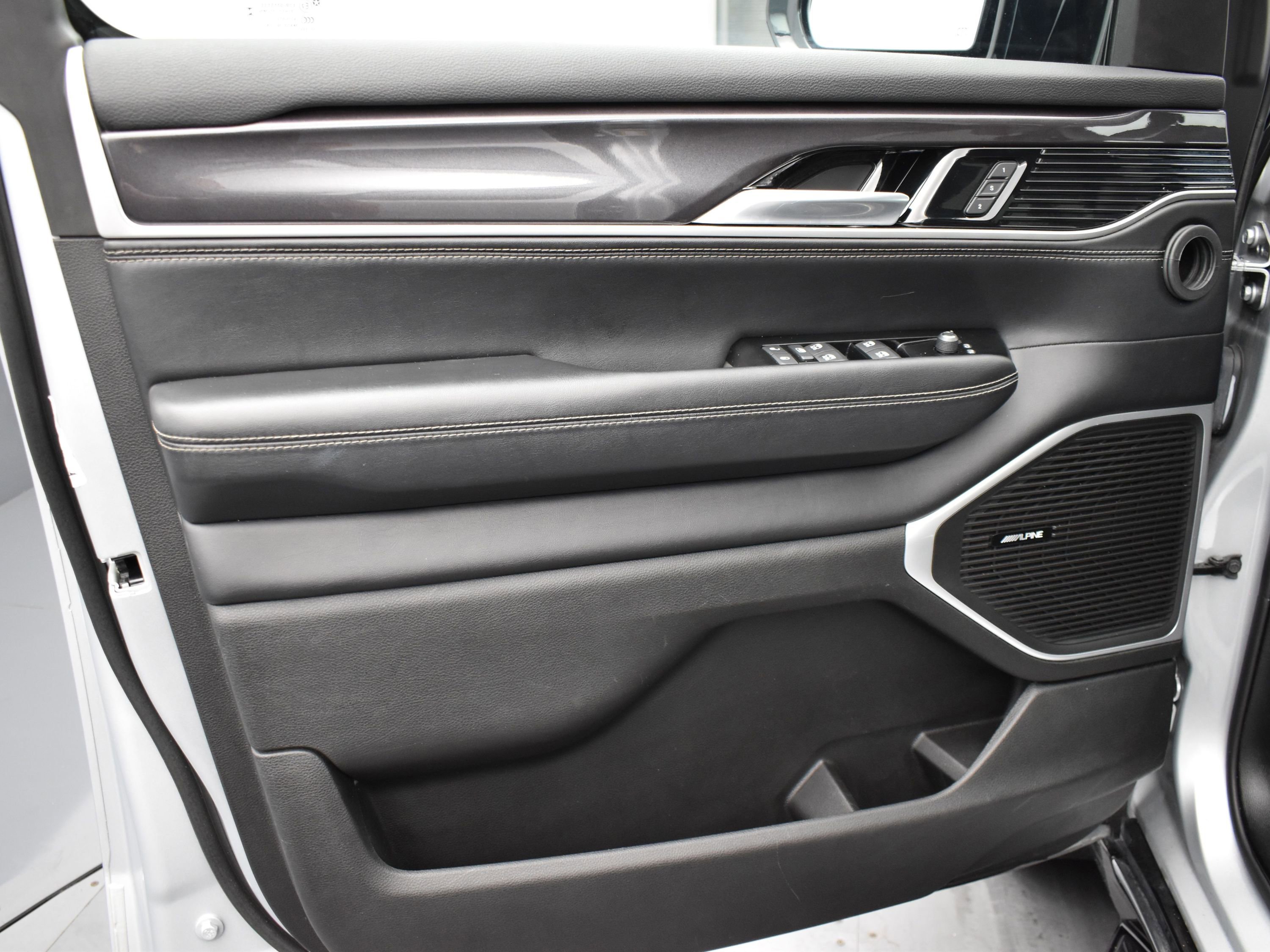 Used 2024 Jeep Wagoneer L 4WD image 9