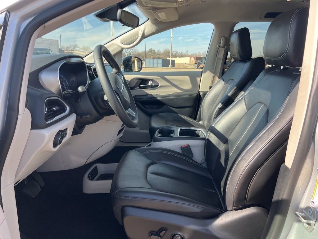 Used 2024 Chrysler Pacifica Touring-L image 10