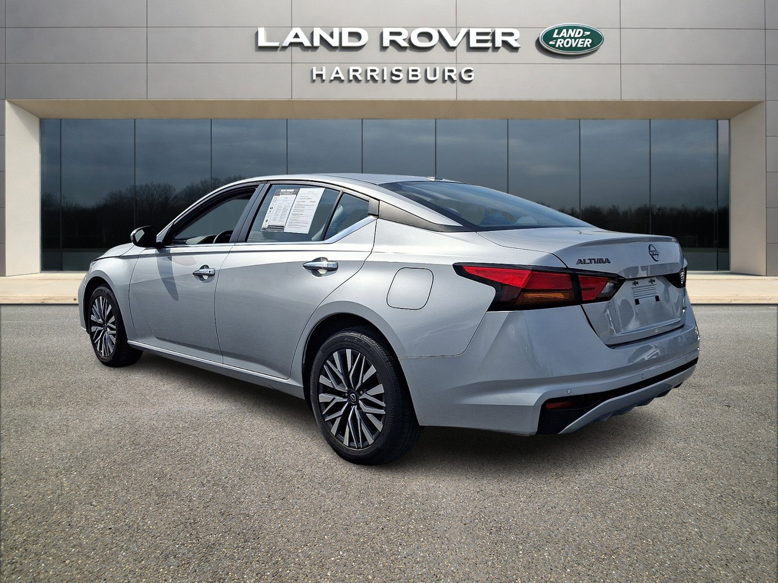 Used 2023 Nissan Altima 2.5 SV image 2