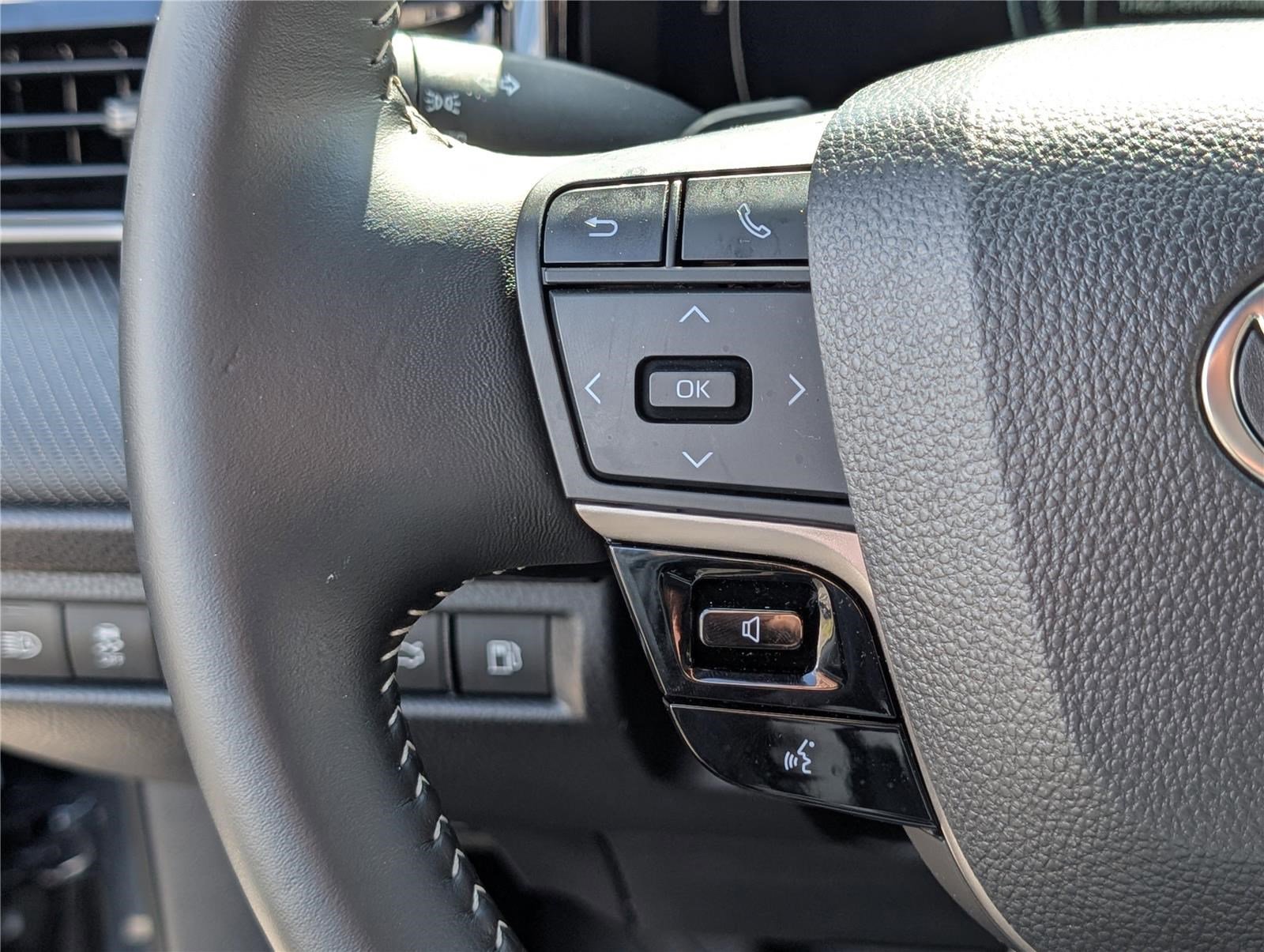 Used 2025 Toyota Camry SE image 21