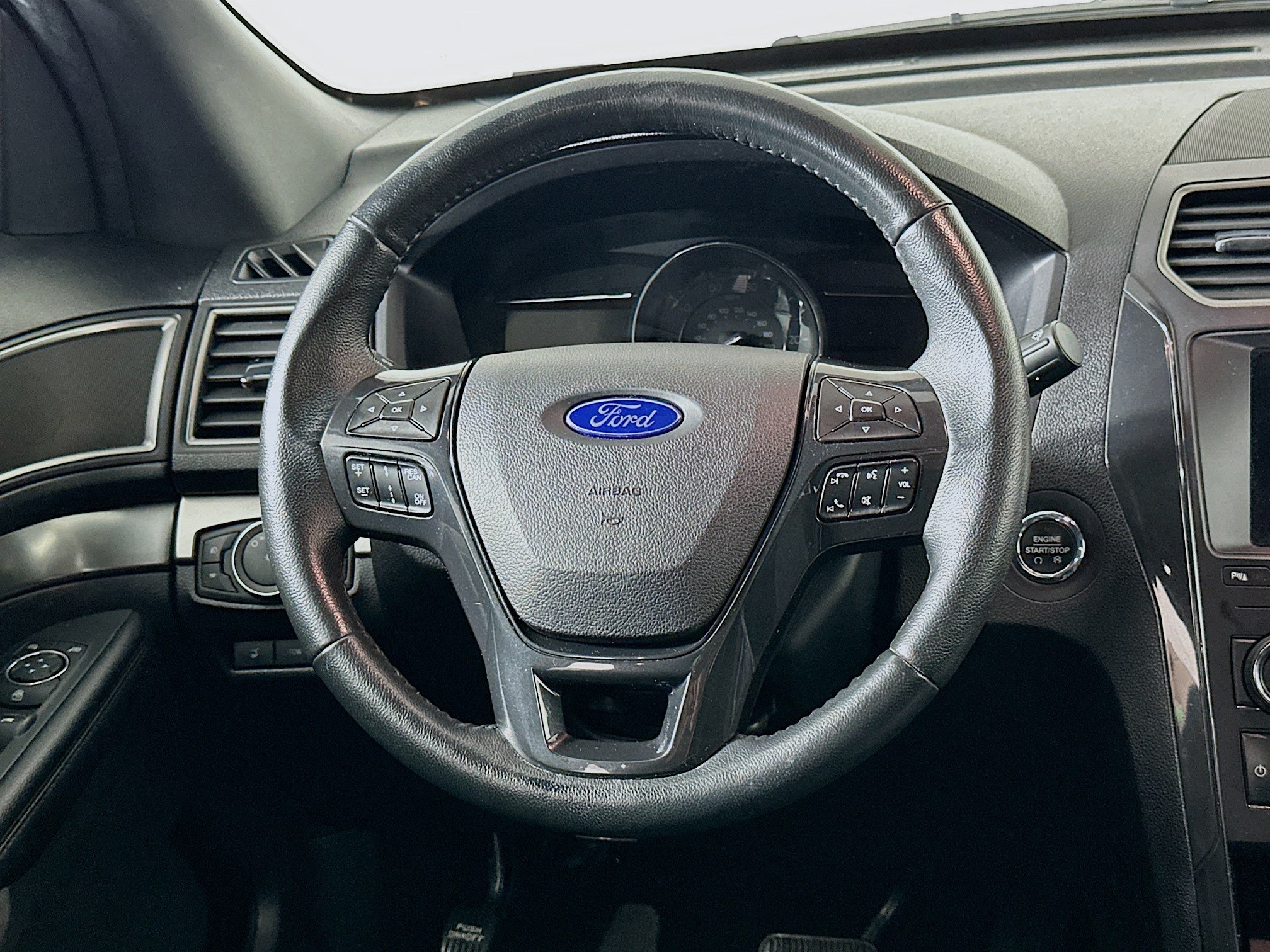 Used 2019 Ford Explorer XLT w/ Equipment Group 202A AWD/4WD image 18