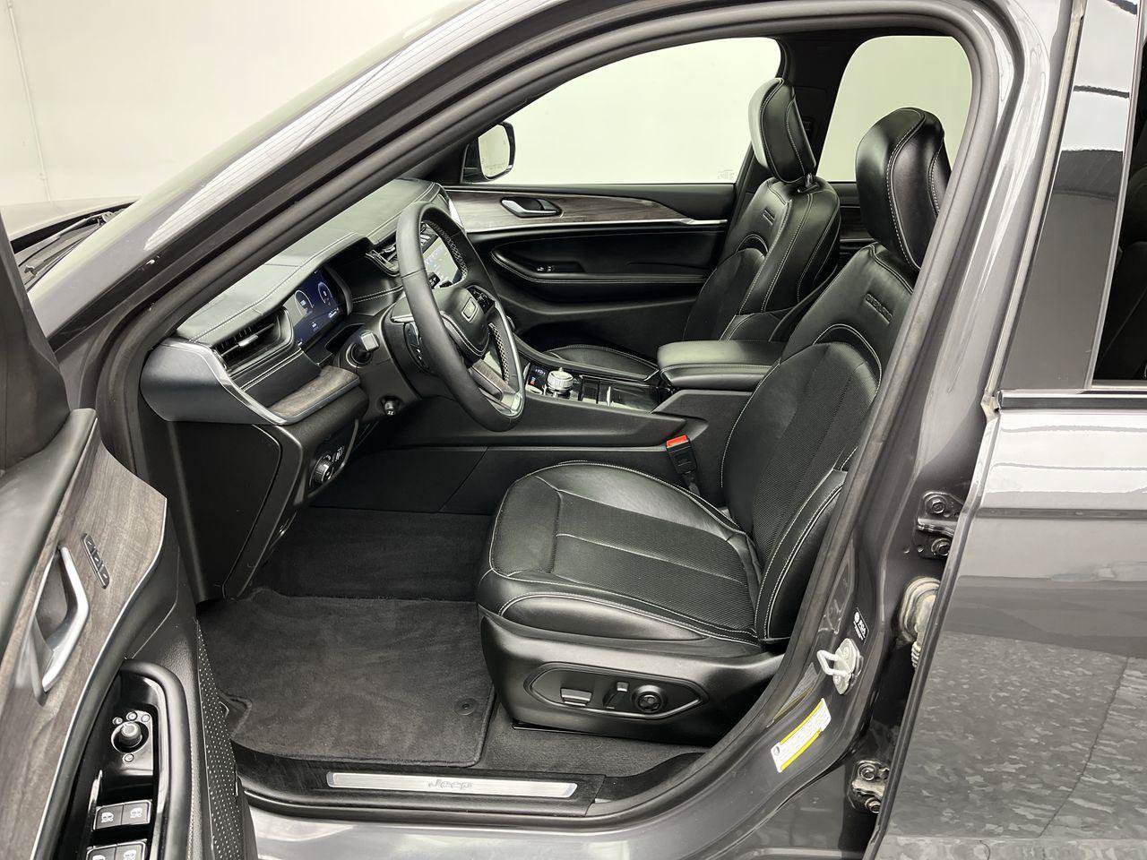 Used 2023 Jeep Grand Cherokee Overland AWD/4WD image 3