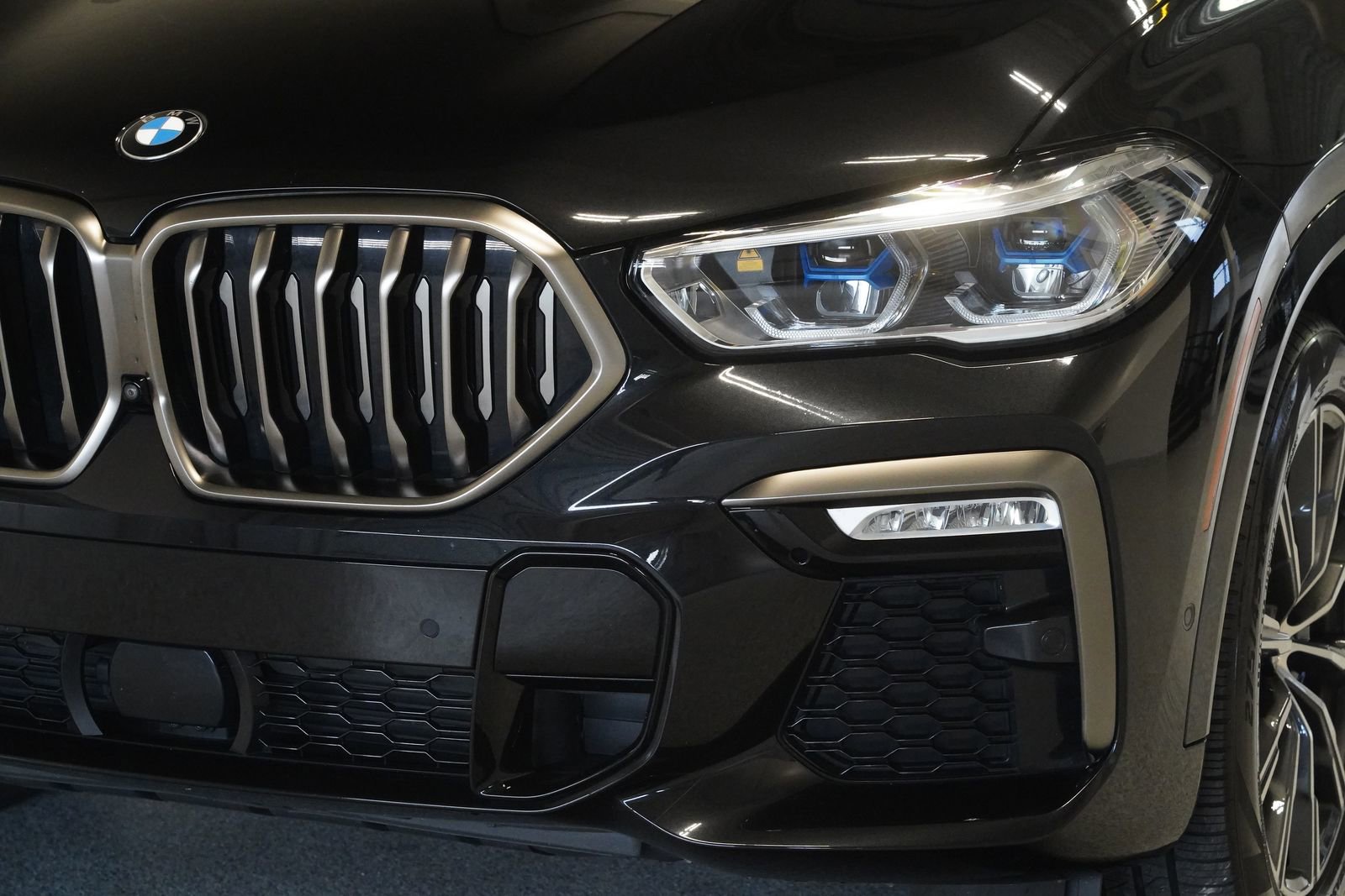 Used 2021 BMW X6 M50i w/ Executive Package image 6