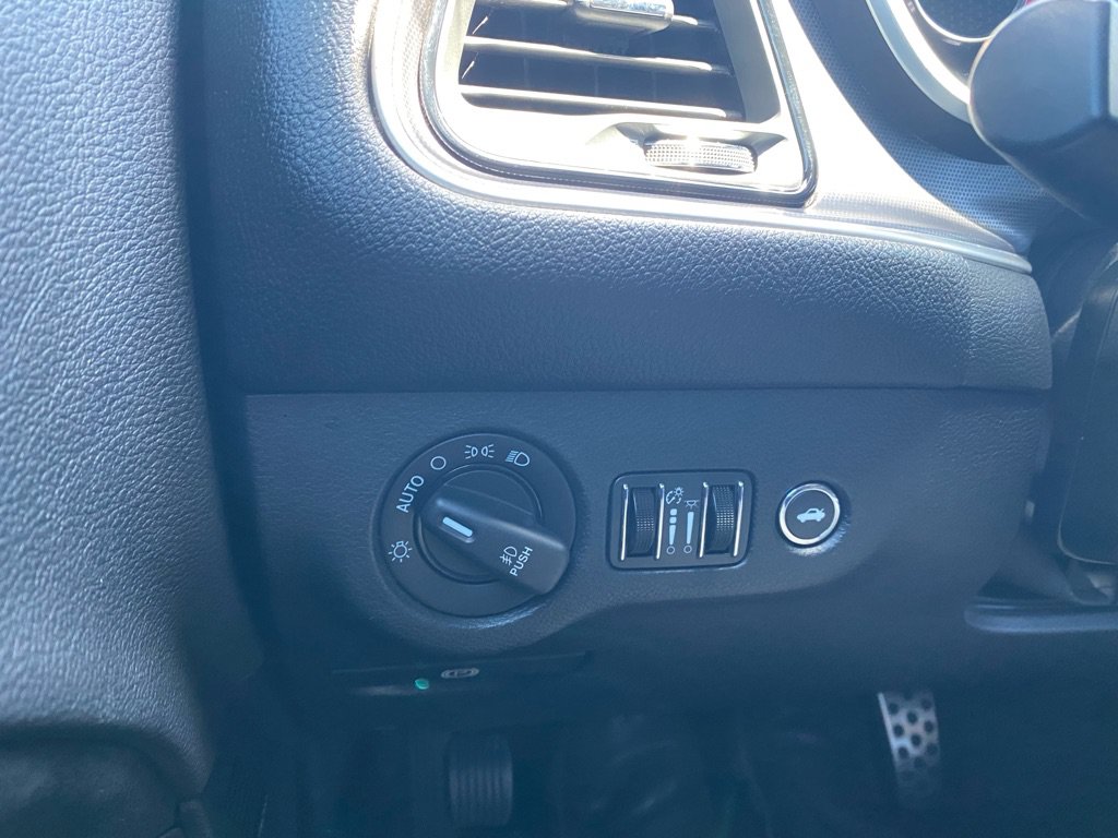 Used 2015 Dodge Challenger SRT RWD image 40