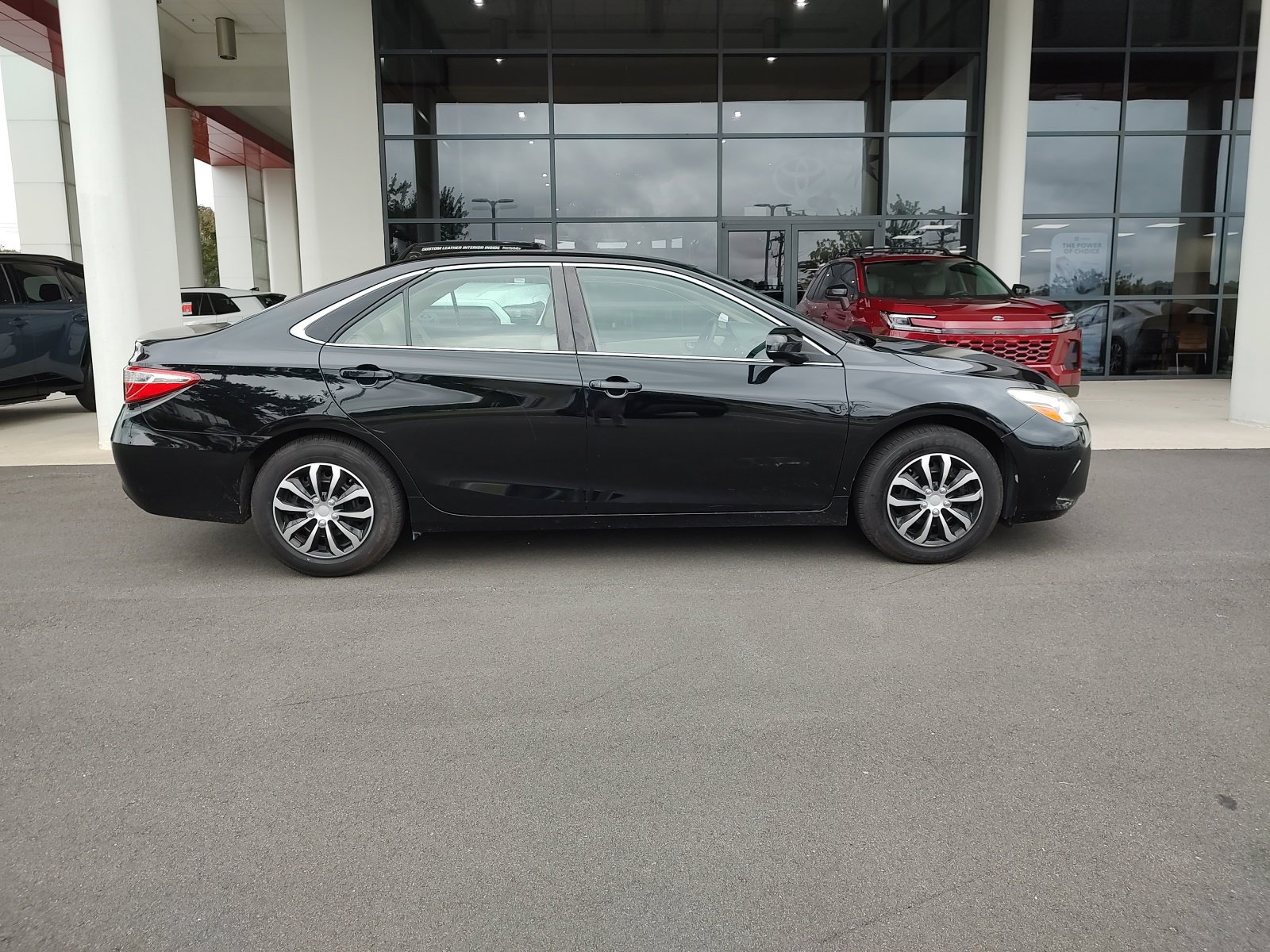 Used 2017 Toyota Camry LE FWD image 4
