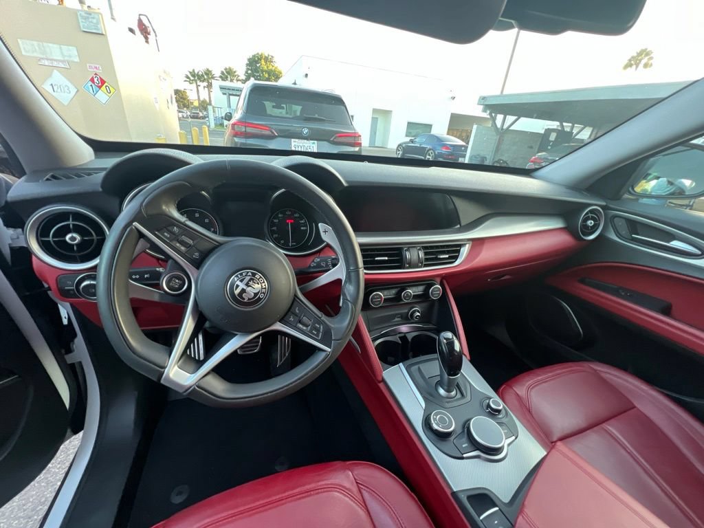 Used 2018 Alfa Romeo Stelvio Sport w/ Quick Order Package 22J Sport AWD/4WD image 17