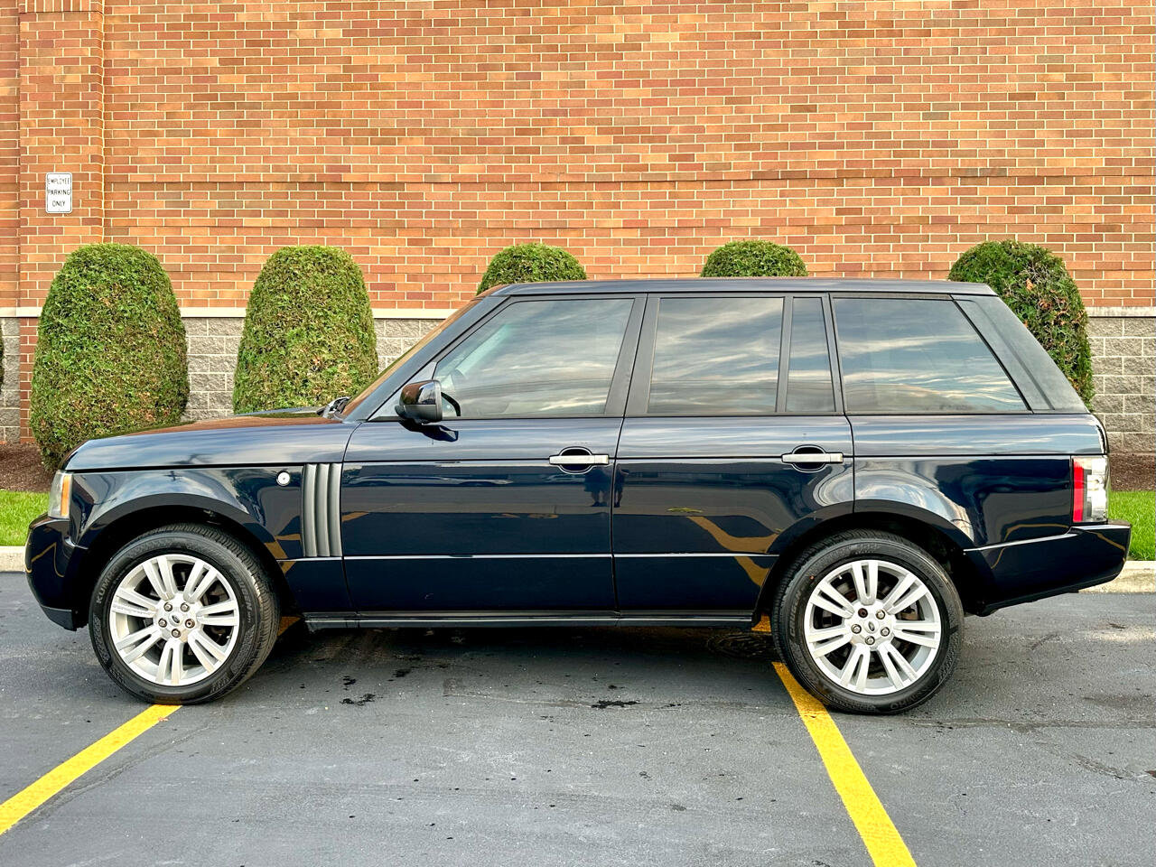 Used 2010 Land Rover Range Rover HSE LUX image 2