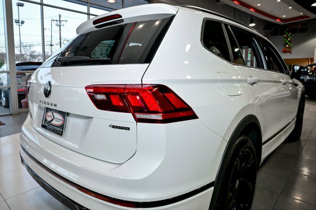 Used 2024 Volkswagen Tiguan SE R-Line image 11