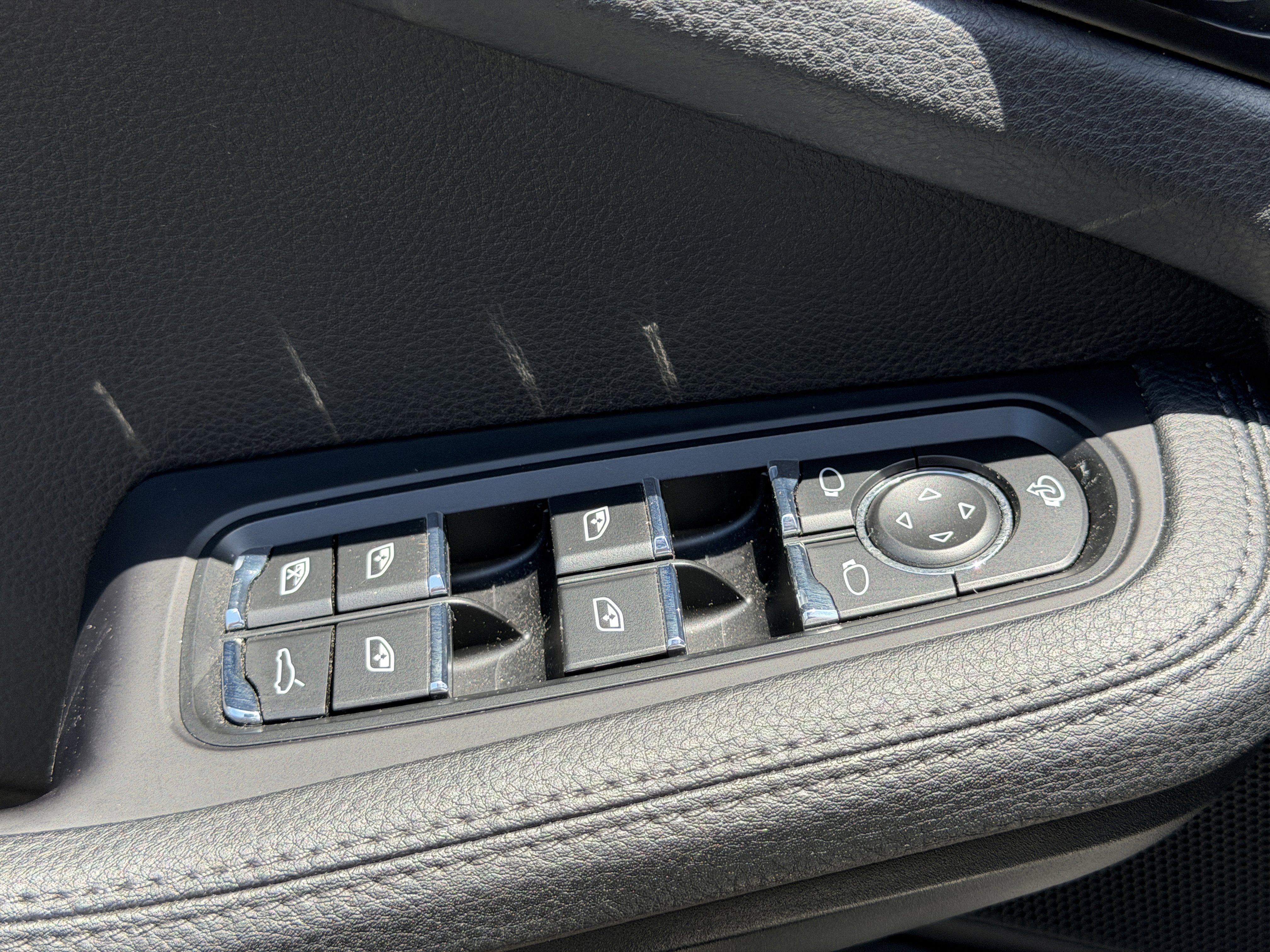 Certified 2024 Porsche Macan AWD/4WD image 24