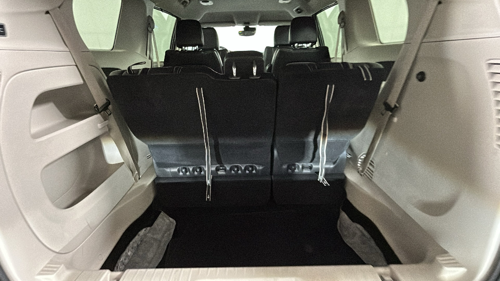 Used 2024 Chrysler Pacifica Touring-L FWD image 33