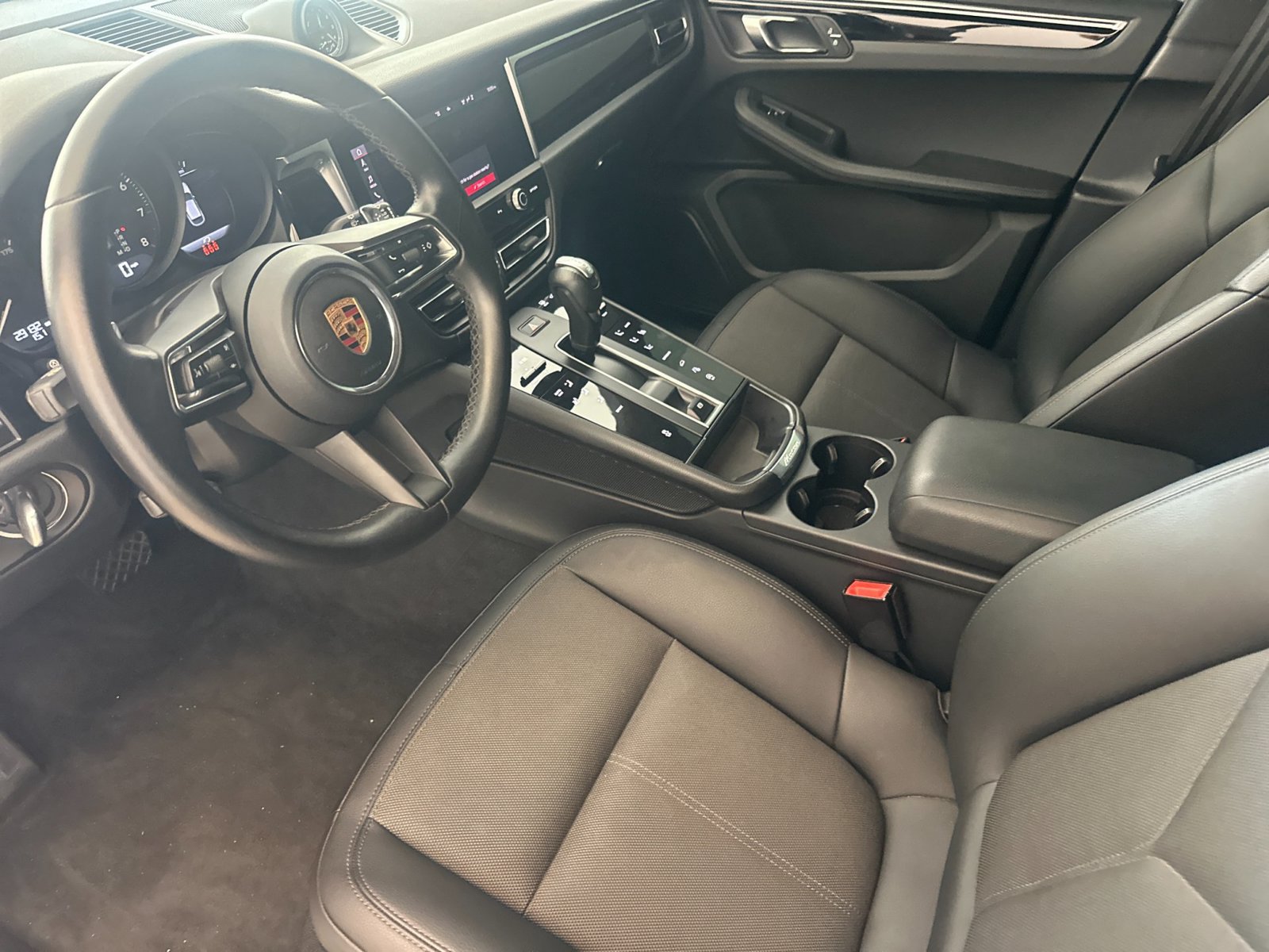Certified 2023 Porsche Macan AWD/4WD image 4