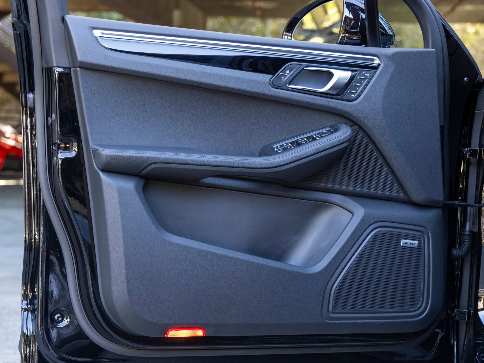 Certified 2025 Porsche Macan AWD/4WD image 23