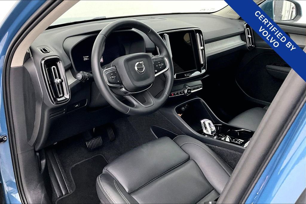 Used 2025 Volvo XC40 B5 Plus image 18