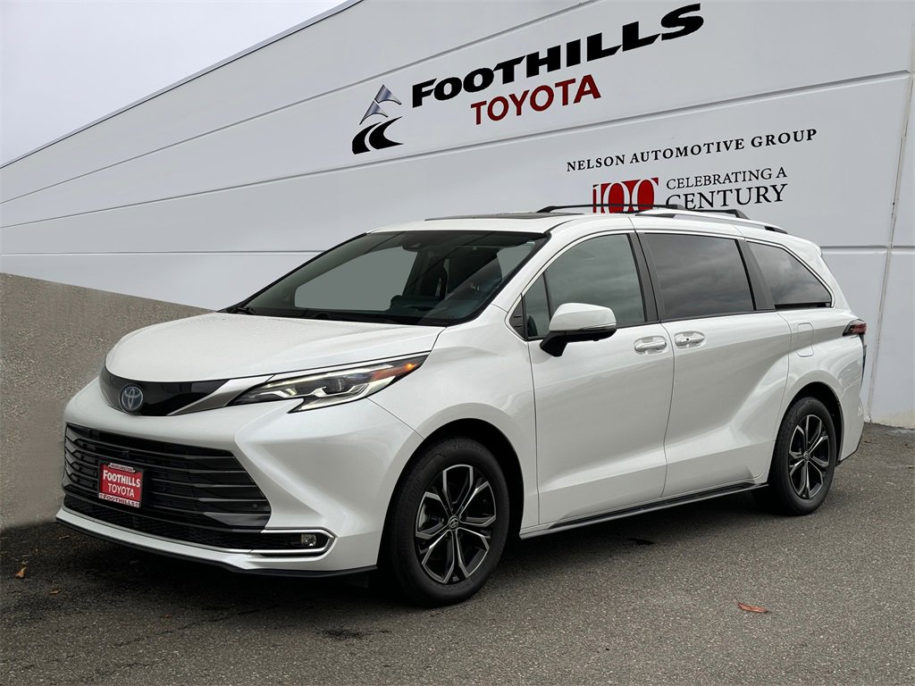Certified 2025 Toyota Sienna Platinum image 3
