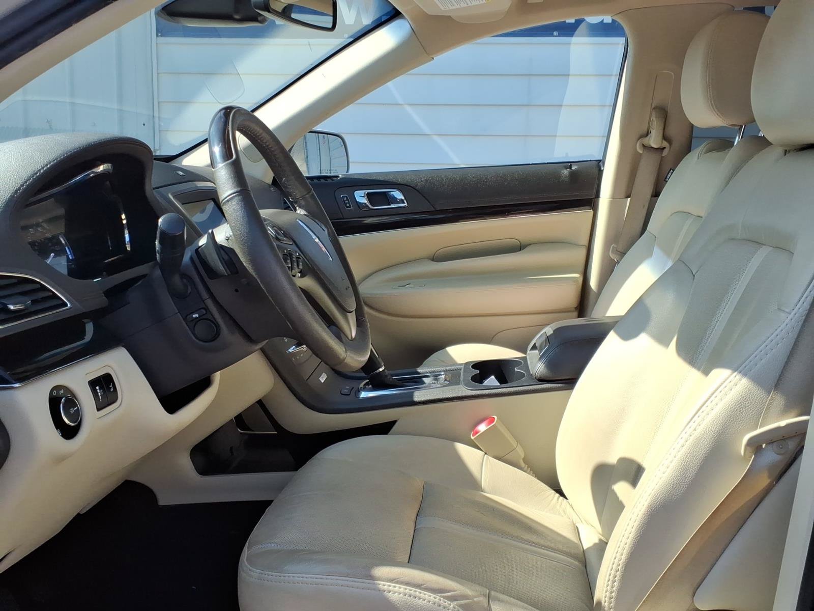 Used 2019 Lincoln MKT AWD image 8