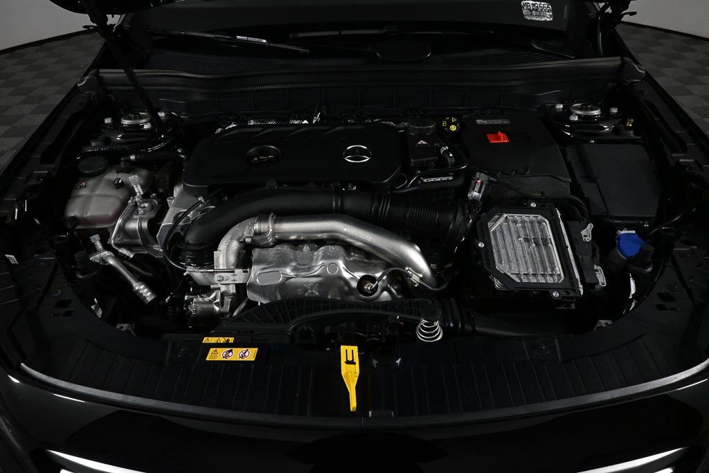 Used 2025 Mercedes-Benz GLB 250 image 32