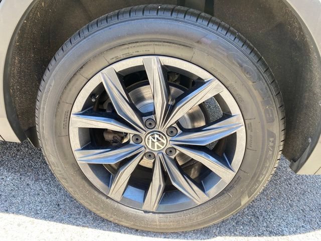 Certified 2023 Volkswagen Tiguan SE w/ Panoramic Sunroof Package AWD/4WD image 30