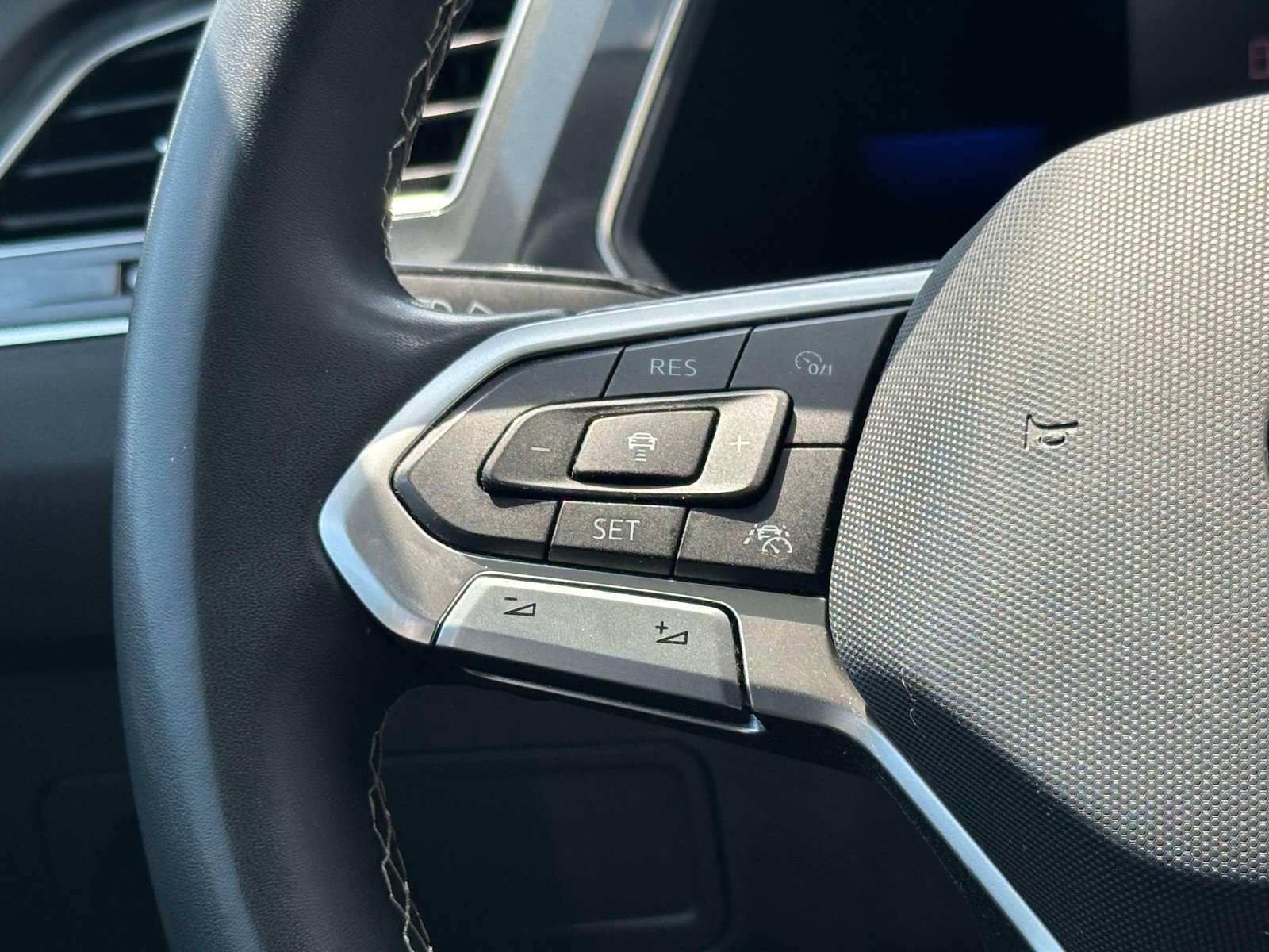 Certified 2022 Volkswagen Tiguan SE FWD image 23