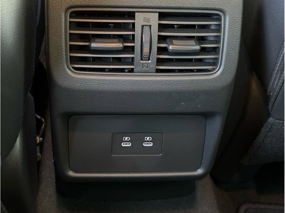 Used 2025 Nissan Rogue SL image 10