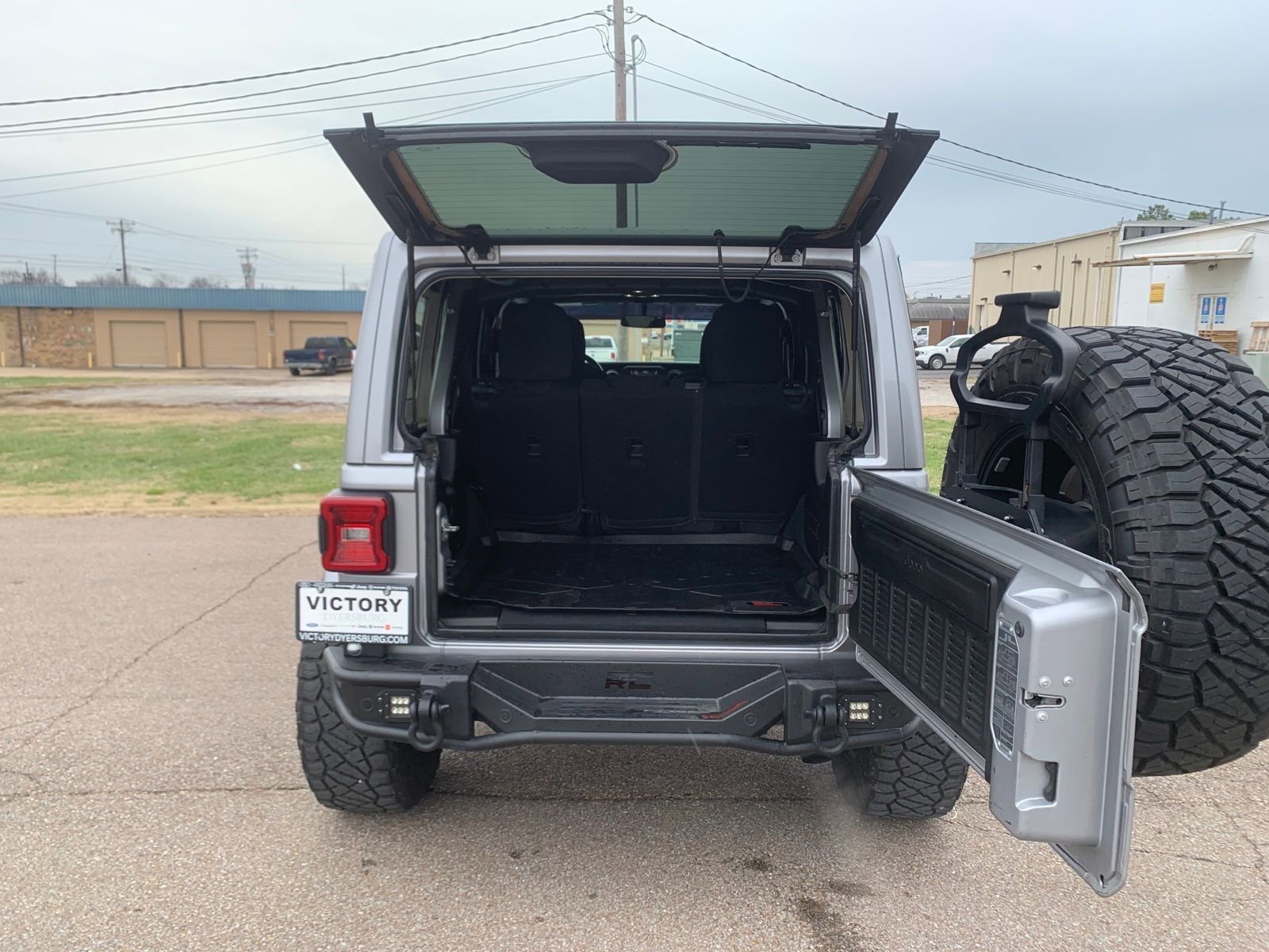 Used 2019 Jeep Wrangler Unlimited Sahara w/ Safety Group image 27
