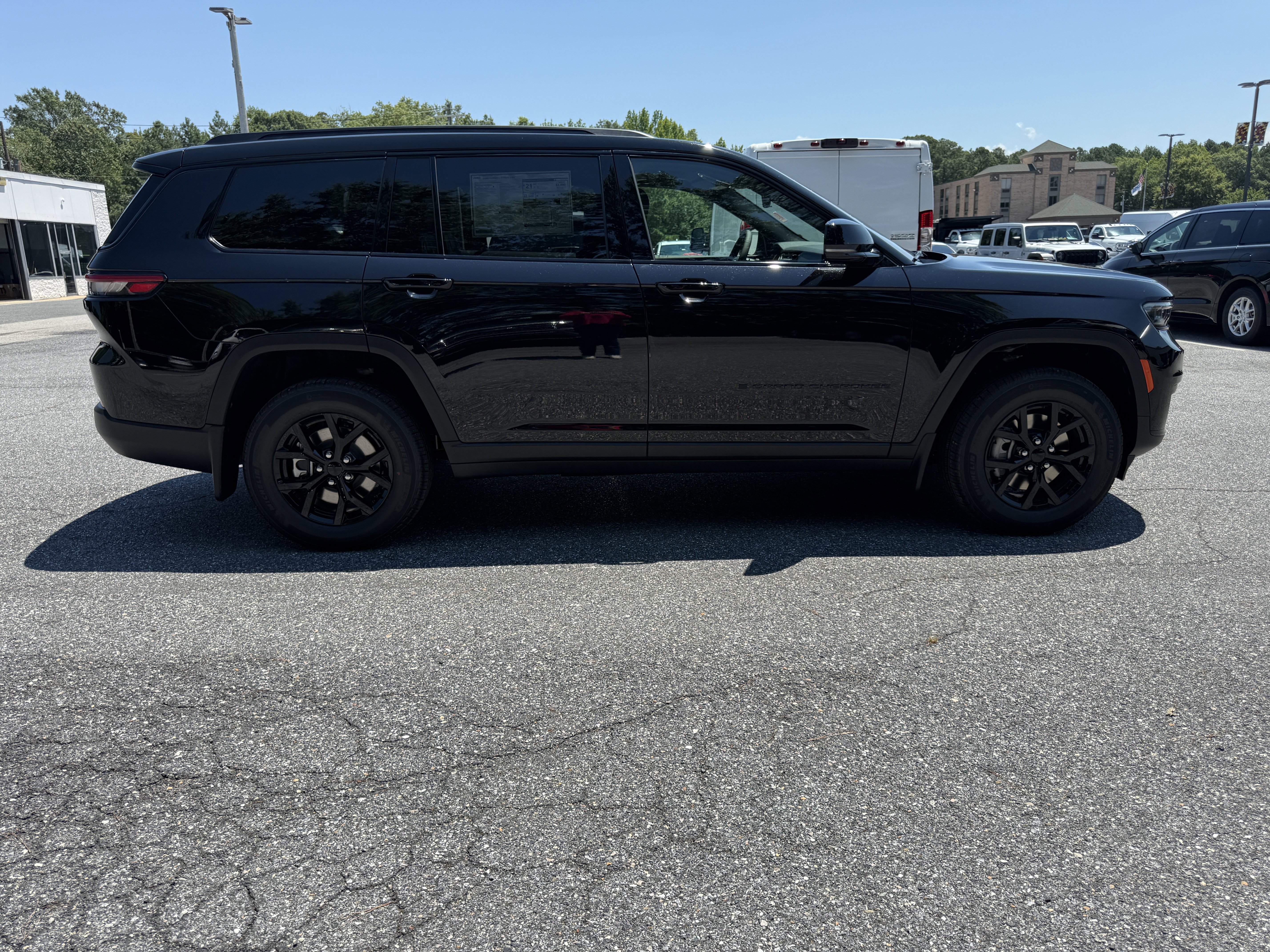 New 2025 Jeep Grand Cherokee L Altitude image 9