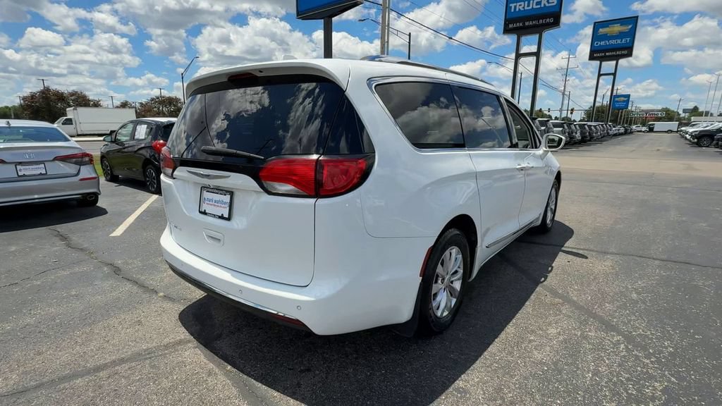 Used 2018 Chrysler Pacifica Touring-L FWD image 8